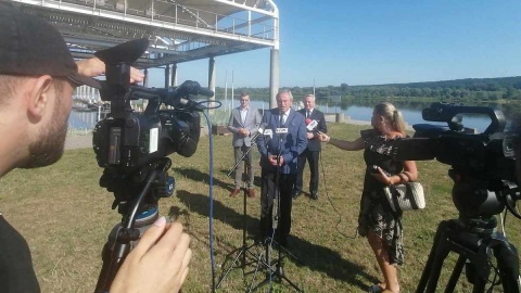 Stanisław Pawlak (Nowa Lewica) podsumował kampanię wraz z wojewodą Michałem Sztyblem, i wicewojewodą Piotrem Hemmerlingiem/fot. Monika Siwak