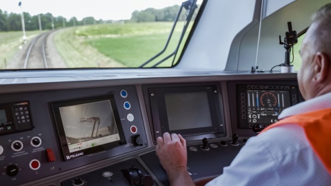Bydgoska Pesa rozpoczęła ostatnie testy prototypu lokomotywy dwunapędowej Gama 111DE, która jest zasilana silnikiem elektrycznym i spalinowym/fot. Pesa/nadesłane