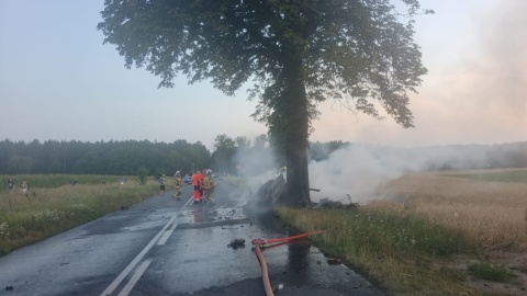 Samochód osobowy uderzył w drzewo i stanął w płomieniach. Tragedia w Raciniewie/fot. OSP Uniejów