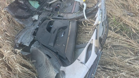 Samochód osobowy uderzył w drzewo i stanął w płomieniach. Tragedia w Raciniewie/fot. OSP Uniejów