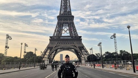 Sierżant sztabowy Przemysław Kubiak i pies służbowy „Palnik"/fot. materiały policji