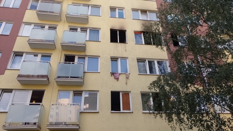 Pożar wybuchł w środę wieczorem na trzecim piętrze wieżowca przy ul. Słowackiego w Toruniu/fot. Michał Zaręba