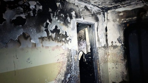Pożar wybuchł w środę wieczorem na trzecim piętrze wieżowca przy ul. Słowackiego w Toruniu/fot. KMPSP Toruń/Facebook
