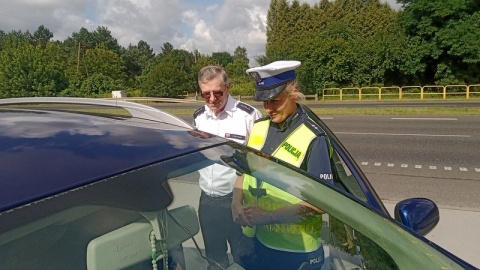 Na al. Armii Krajowej w Bydgoszczy policjanci z bydgoskiej „drogówki" wspólnie z kapelanem policji czekali na kierowców/fot. KWP Bydgoszcz