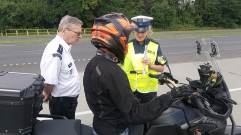Na al. Armii Krajowej w Bydgoszczy policjanci z bydgoskiej „drogówki" wspólnie z kapelanem policji czekali na kierowców/fot. KWP Bydgoszcz