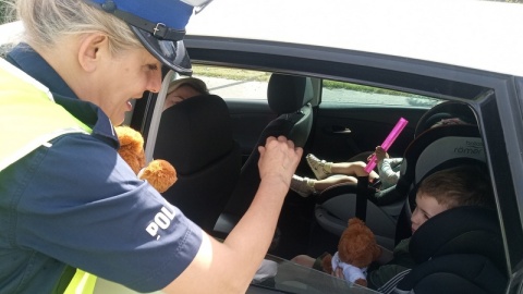 Na al. Armii Krajowej w Bydgoszczy policjanci z bydgoskiej „drogówki" wspólnie z kapelanem policji czekali na kierowców/fot. KWP Bydgoszcz