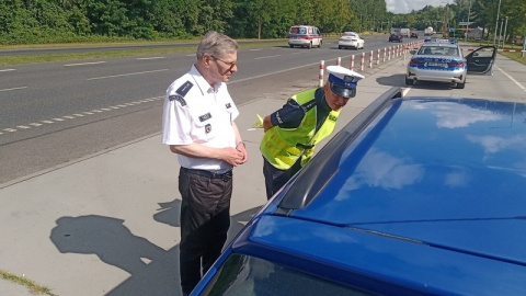 Na al. Armii Krajowej w Bydgoszczy policjanci z bydgoskiej „drogówki" wspólnie z kapelanem policji czekali na kierowców/fot. KWP Bydgoszcz