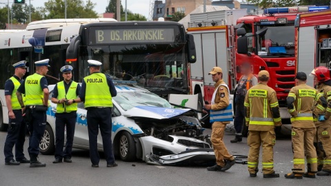 Zderzenie autobusu miejskiego z radiowozem w Szczecinie/fot. PAP/Marcin Bielecki