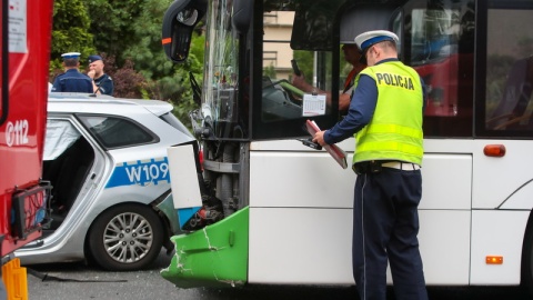 Zderzenie autobusu miejskiego z radiowozem w Szczecinie/fot. PAP/Marcin Bielecki