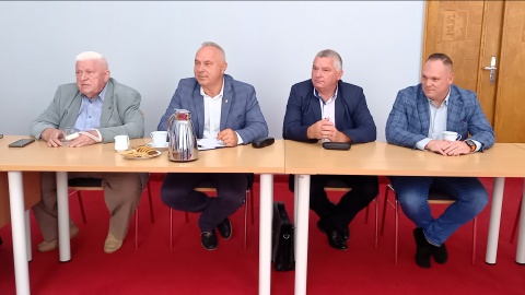 Po spotkaniu w Urzędzie Wojewódzkim przewoźnicy z regionu deklarują, że zawieszą protesty, a wojewoda kujawsko-pomorski podejmie działania, które pomogą znaleźć rozwiązanie ich problemów/fot. Tatiana Adonis