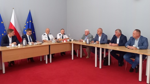 Po spotkaniu w Urzędzie Wojewódzkim przewoźnicy z regionu deklarują, że zawieszą protesty, a wojewoda kujawsko-pomorski podejmie działania, które pomogą znaleźć rozwiązanie ich problemów/fot. Tatiana Adonis