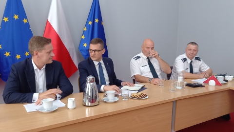 Po spotkaniu w Urzędzie Wojewódzkim przewoźnicy z regionu deklarują, że zawieszą protesty, a wojewoda kujawsko-pomorski podejmie działania, które pomogą znaleźć rozwiązanie ich problemów/fot. Tatiana Adonis