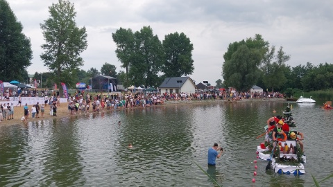Rogowo zmieniło się w stolicę wędkowania i przede wszystkim dobrej zabawy. Na Festiwali Wody i Ryby nie mogło zabraknąć zawodów pływania na byle czym/fot: Elżbieta Rupniewska