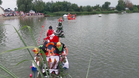 Rogowo zmieniło się w stolicę wędkowania i przede wszystkim dobrej zabawy. Na Festiwali Wody i Ryby nie mogło zabraknąć zawodów pływania na byle czym/fot: Elżbieta Rupniewska