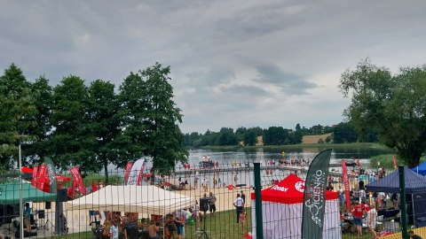 Mieszkańcy i turyści wypełnili plażę przy jeziorze Wierzchucińskim przy okazji otwarcia nowego kąpieliska/fot: Elżbieta Rupniewska