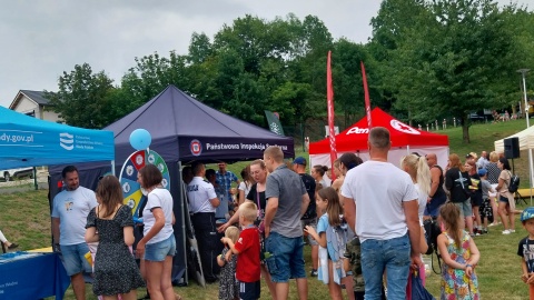 Mieszkańcy i turyści wypełnili plażę przy jeziorze Wierzchucińskim przy okazji otwarcia nowego kąpieliska/fot: Elżbieta Rupniewska