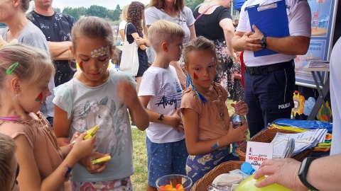Mieszkańcy i turyści wypełnili plażę przy jeziorze Wierzchucińskim przy okazji otwarcia nowego kąpieliska/fot: Elżbieta Rupniewska