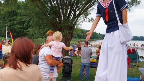 Mieszkańcy i turyści wypełnili plażę przy jeziorze Wierzchucińskim przy okazji otwarcia nowego kąpieliska/fot: Elżbieta Rupniewska