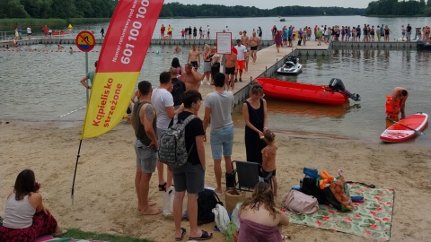 Mieszkańcy i turyści wypełnili plażę przy jeziorze Wierzchucińskim przy okazji otwarcia nowego kąpieliska/fot: Elżbieta Rupniewska