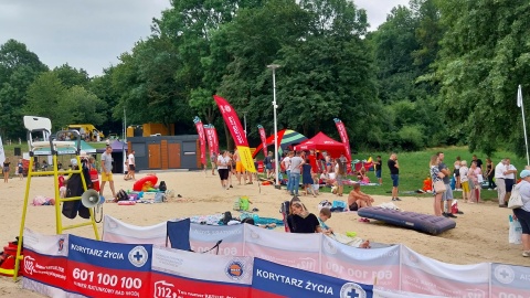 Mieszkańcy i turyści wypełnili plażę przy jeziorze Wierzchucińskim przy okazji otwarcia nowego kąpieliska/fot: Elżbieta Rupniewska