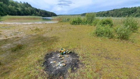 Turyści zaśmiecają tereny rezerwatu przyrody Jezioro Piaseczno/fot: Marcin Doliński