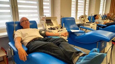 Krew może oddać osoba pełnoletnia, która nie przekroczyła 65. roku życia, jest zdrowa i waży nie mniej niż 50 kilogramów