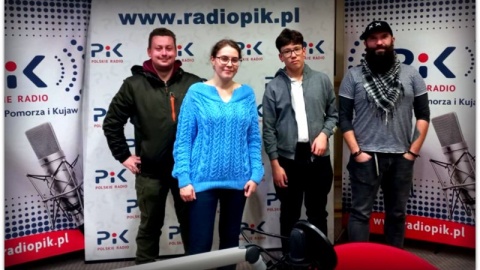 Akcja sprzątania Młynówki odbyła się z inicjatywy Fundacji Zielone Jutro i zakończył się wydobyciem z rzeki ciekawych eksponatów. Na zdjęciu poszukiwacze z redaktor Jolanta Fischer/fot. nadesłane