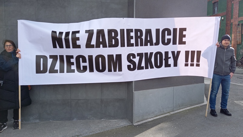 Rodzice w obronie Niepublicznej Szkoły Podstawowej nr 1 w Bydgoszczy [wideo, galeria]