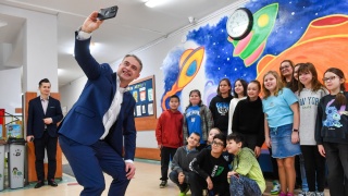 Wicepremier Gawkowski do rodziców: Sprawdzajcie, co dzieci robią w telefonach