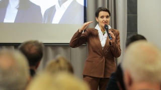 Pilnie potrzeba 90 tysięcy opiekunów osób starszych. Ministerstwo chce im płacić