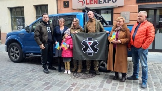 Z garażu na front. Pickup od małżeństwa z Bydgoszczy pomoże medykom na Ukrainie [wideo]