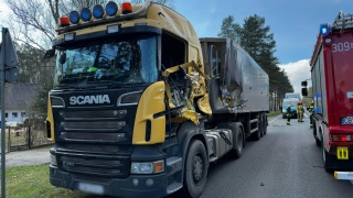Zderzyły się dwie ciężarówki, na drogę wypadły elementy metalowe - aktualizacja [zdjęcia]