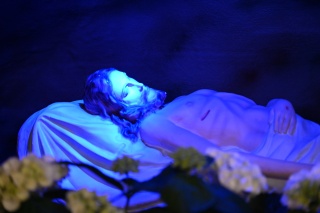 W Wielką Sobotę Kościół czuwa przy Grobie Pańskim. Wieczorem najważniejsza liturgia w roku