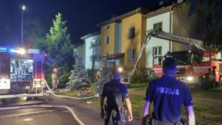 Pierwszy był pożar, a później napaść z nożem. Akcja w płonącym bloku w Radziejowie [zdjęcia]