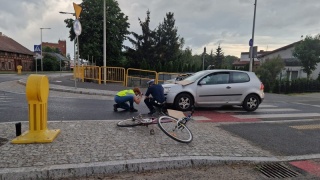 Pijany kierowca potrącił rowerzystę i uciekł. Okazało się, że nigdy nie zrobił prawa jazdy