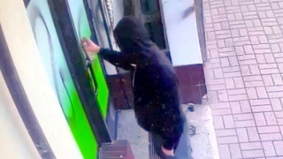 Elewacja oblana farbą i pobazgrana napisami. Na monitoringu dwie osoby - ktoś je zna [wideo]