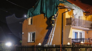 Śląskie: Silny wiatr zerwał lub uszkodził dziesiątki dachów, powalone drzewa zablokowały drogi