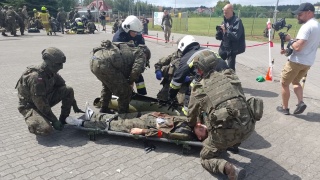 Śmigłowiec, wymiana ognia i opatrywanie rannych. Ćwiczenia terytorialsów pod Toruniem [zdjęcia, wideo]