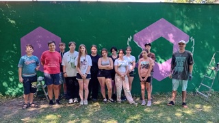 Efektowne skrzydła uniosą garaż w Unisławiu. Młodzież przygotowuje specjalny mural