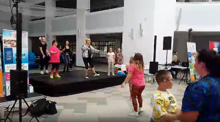 Integracyjna impreza w Toruniu. Przy zabawie i śpiewie zapomina się o problemach [wideo]