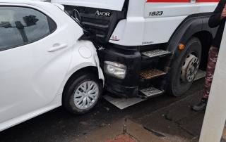 Wypadek w Białym Borze koło Grudziądza. Ciężarówka uderzyła w auto osobowe. Dwie osoby ranne