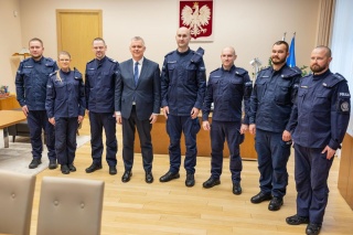Uratowali życie rocznego chłopca Szef MSWiA nagradza policjantów z Inowrocławia