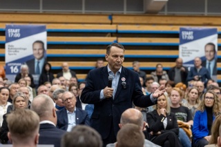 Prawyborcza sonda premiera na platformie X: Sikorski - 64,7 proc. głosów, Trzaskowski - 35,3 proc.