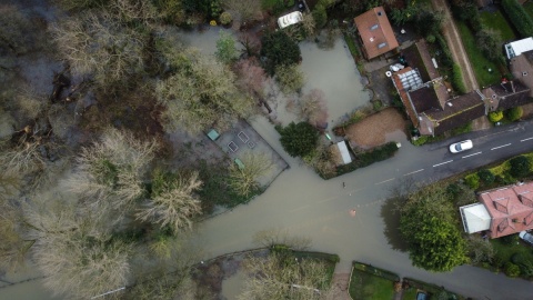 Wielka Brytania: Setki zalanych domów, ostrzeżenia powodziowe i utrudnienia w komunikacji