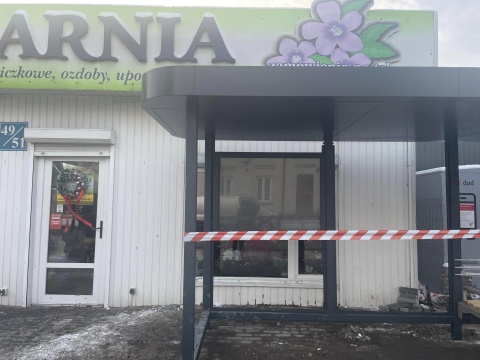 Wiata zasłoniła witrynę kwiaciarni we Włocławku. Urzędnicy obiecują rozwiązanie problemu