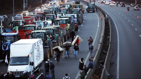 Protesty rolników w UE. Francja: Farmerzy blokują autostrady wokół Paryża [wideo]