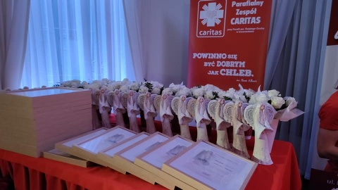 Bukiety róż wylicytowane za zawrotną kwotę. Sukces balu na rzecz Caritas w Rojewie
