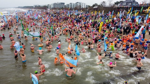 Tysiące osób kąpały się w lodowatym Bałtyku. Międzynarodowy zlot w Mielnie [wideo]