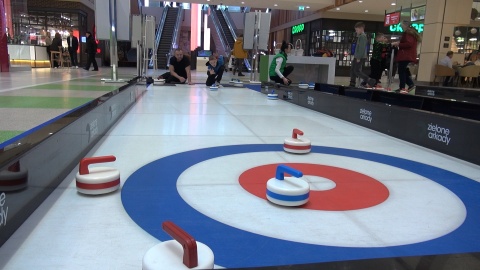 Czajniki idą w ruch W ferie w Bydgoszczy można za darmo grać w curling [wideo, zdjęcia]