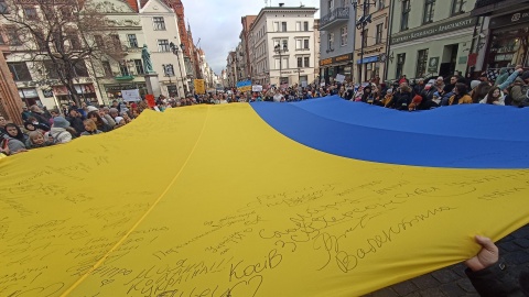 Maraton Solidarności w Toruniu. Mieszkańcy wspierali Ukrainę w rocznicę wojny [zdjęcia, wideo]